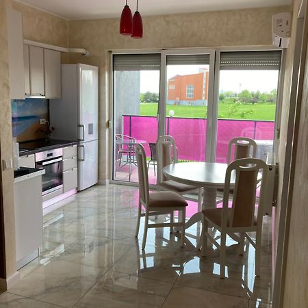 Bhoeme Apartament Орадеа Екстериор снимка